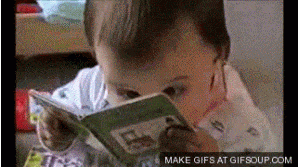 criança lendo concentrada