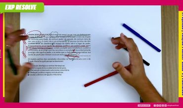 A tribo não possui um rei, mas um chefe que não é chefe de estado.