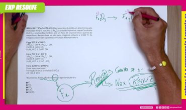 O ferro metálico é obtido em altos-fornos pela mistura do minério hematita