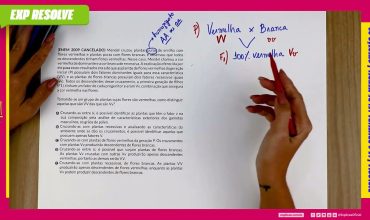 Mendel cruzou plantas puras de ervilha com flores vermelhas e plantas