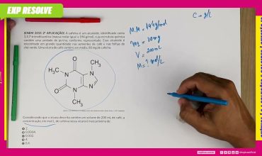 A cafeína é um alcaloide, identificado como 1,3,7-trimetilxantina (massa