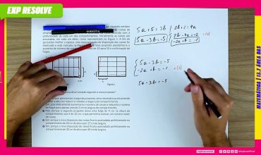 Em uma das paredes de um depósito existem compartimentos de mesmo