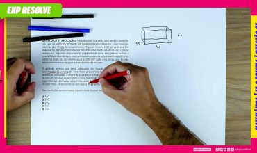 Para decorar sua casa, uma pessoa comprou um vaso de vidro em forma de um