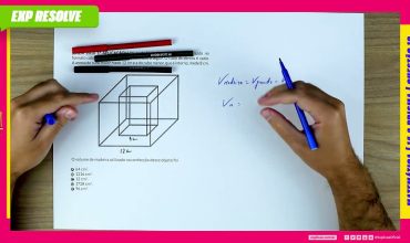 Um porta-lápis de madeira foi construído no formato cúbico, seguindo o modelo