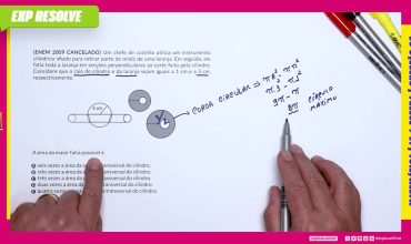Um chefe de cozinha utiliza um instrumento cilíndrico afiado para retirar parte
