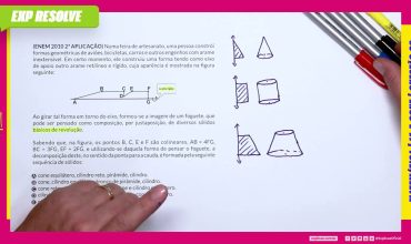 Numa feira de artesanato, uma pessoa constrói formas geométricas de aviões, bicicletas