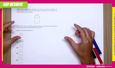 Para divulgar sua marca, uma empresa produziu um porta-canetas de brinde, na forma do