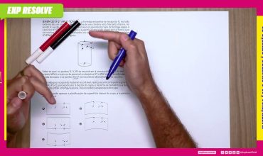 Uma formiga encontra-se no ponto x, no lado externo de um copo que tem a forma de um