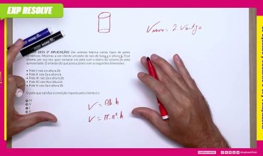 Um artesão fabrica vários tipos de potes cilíndricos. mostrou a um cliente um pote