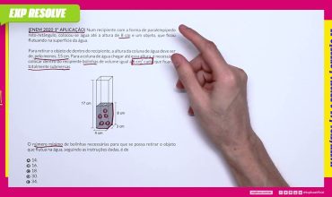 Num recipiente com a forma de paralelepípedo reto-retângulo, colocou-se água até a
