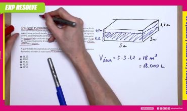 Uma empresa especializada em conservação de piscinas utiliza um produto para