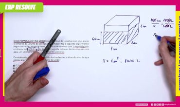 Com o objetivo de trabalhar com seus alunos o conceito de volume de sólidos, um