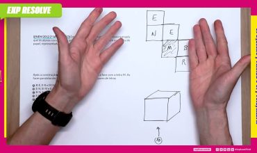 Em uma aula de matemática, a professora propôs que os alunos construíssem um cubo a