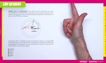 Uma pista circular delimitada por duas circunferências concêntricas foi