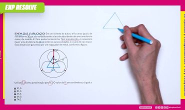Em um sistema de dutos, três canos iguais, de raio externo 30 cm, são