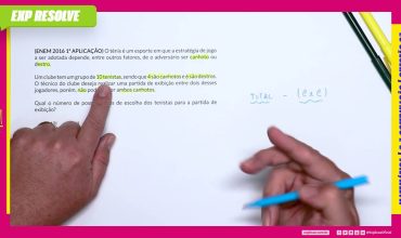 O tênis é um esporte em que a estratégia de jogo a ser adotada depende, entre