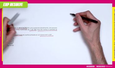 Em uma central de atendimento, cem pessoas receberam senhas numeradas de 1