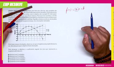 Para uma feira de ciências, dois projéteis de foguetes, a e b, estão