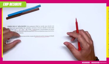 Uma pequena fábrica vende seus bonés em pacotes com quantidades de