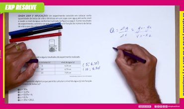 Um experimento consiste em colocar certa quantidade de bolas de vidro