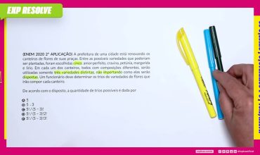 A prefeitura de uma cidade está renovando os canteiros de flores de suas praças