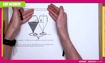 Um restaurante utiliza, para servir bebidas, bandejas com bases