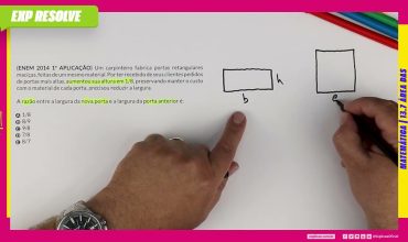 Um carpinteiro fabrica portas retangulares maciças, feitas de um