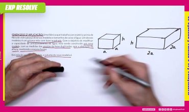 Uma fábrica que trabalha com matéria-prima de fibra de vidro possui diversos modelos e
