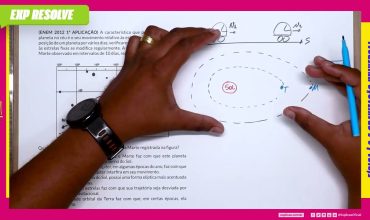 A característica que permite identificar um planeta no céu é o seu