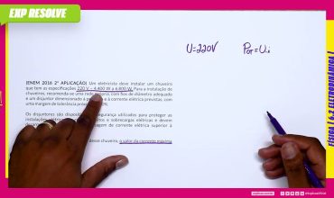Um eletricista deve instalar um chuveiro que tem as especificações 220