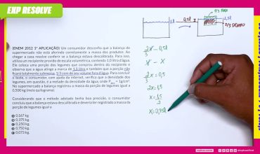 Um consumidor desconfia que a balança do supermercado não está aferindo