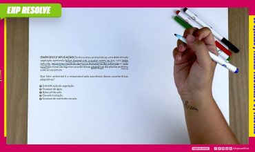 Dentre outras características, uma determinada vegetação apresenta folhas