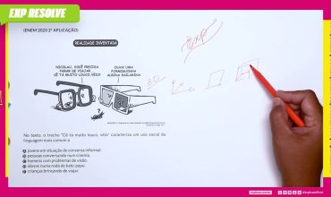 No texto, o trecho “cê tá muito louco, véio” caracteriza um uso