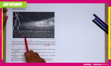 Na obra campo relampejante (1977), o artista walter de maria coloca