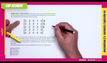 Um professor aplica, durante os cinco dias úteis de uma semana, testes com quatro