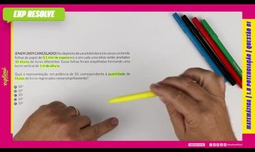 No depósito de uma biblioteca hácaixas contendo folhas de papel de 0,1 mm de